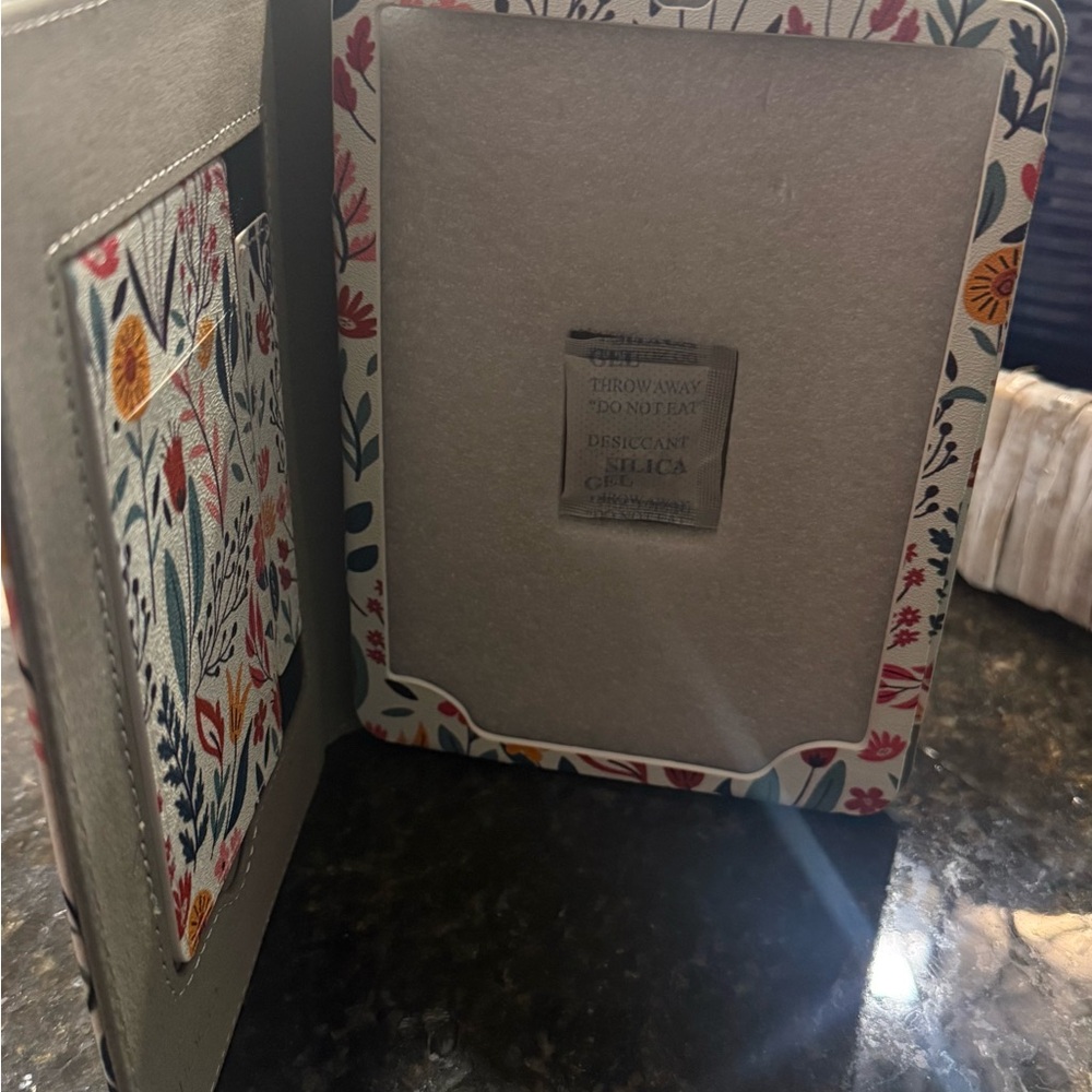 Floral Patterned Kindle Case - Picture 3 of 6